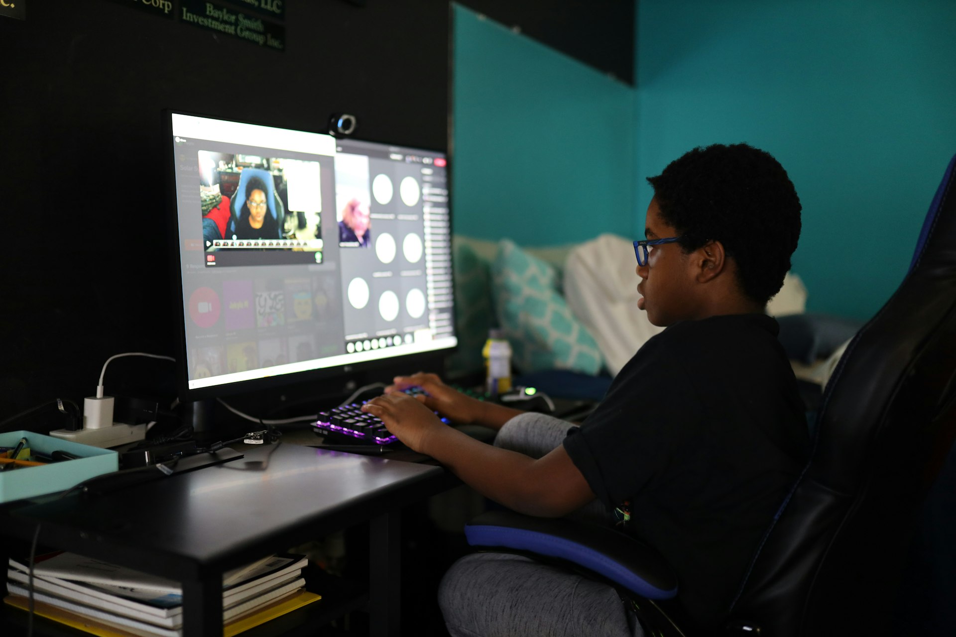 man in black shirt using computer